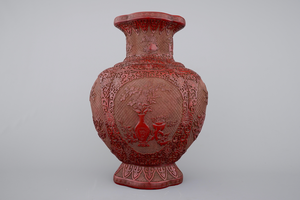 Un grand vase en lacque de Chine, marque dor&eacute; de Qianlong, 18&egrave;me