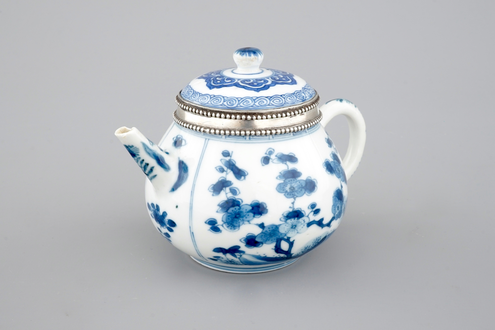 Une th&eacute;i&egrave;re en porcelaine de Chine avec une monture en argent, &eacute;poque Kangxi, ca. 1700