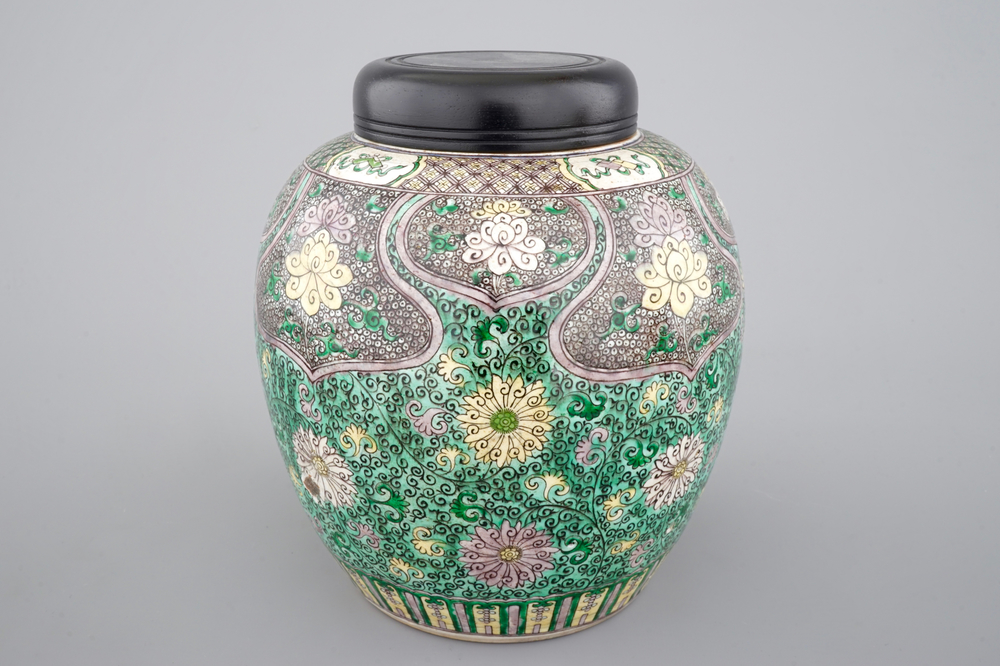 Un pot &agrave; gingembre en emaille sur biscuit, famille verte, Kangxi, ca. 1700