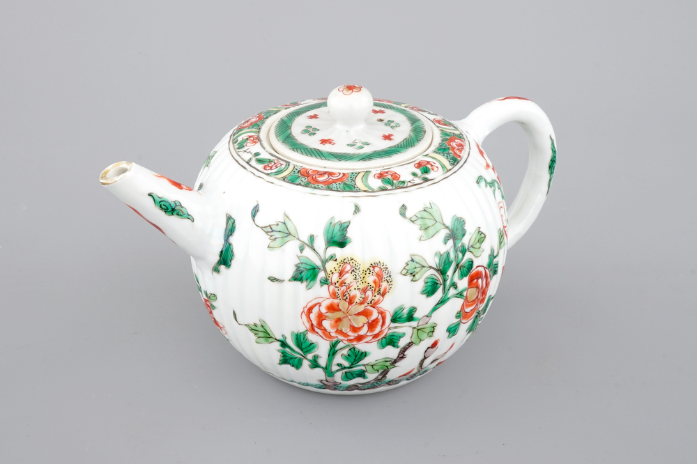 Une th&eacute;i&egrave;re en porcelaine de Chine famille verte, &eacute;poque Kangxi, ca. 1700