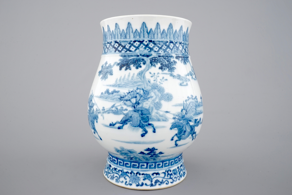 Un vase en porcelaine de Chine bleu et blanc aux guerriers, 19&egrave;me