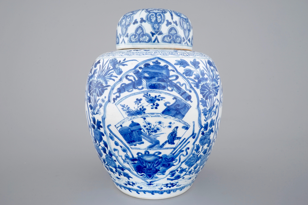 Un pot &agrave; gingembre en porcelaine de Chine bleu et blanc, ca. 1700