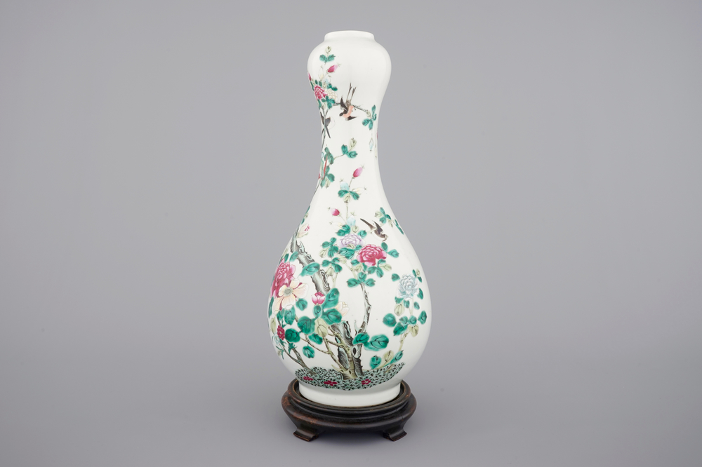 Un vase de forme de poire &eacute;long&eacute;e en porcelaine de Chine famille rose au perroquet branch&eacute;, 19&egrave;me