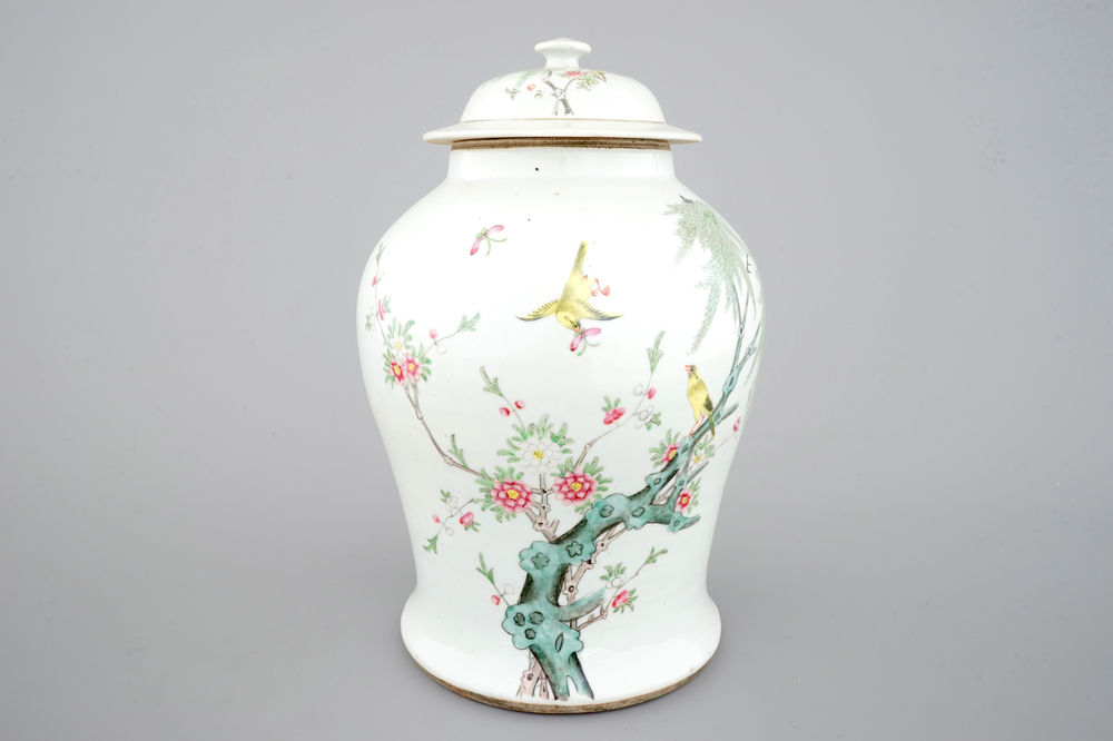 Een Chinese famille rose dekselvaas met vogels op een tak, 19e