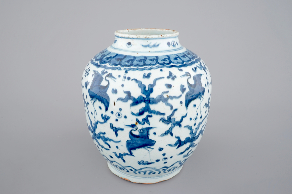 Een blauw-witte Chinese vaas met "Honderd kraanvogels" motief, Ming Dynastie