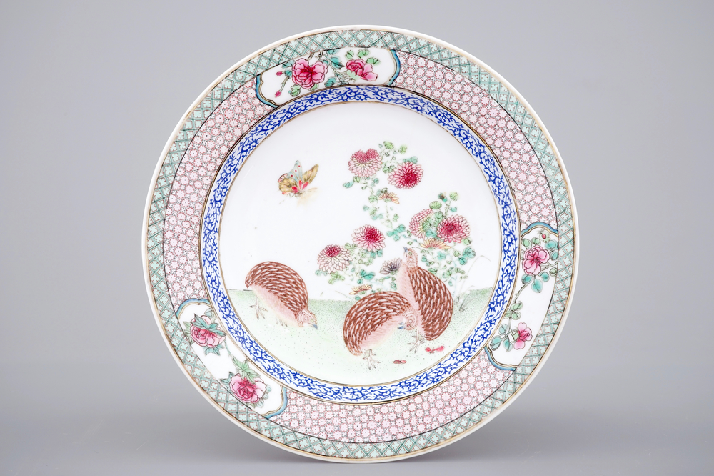 Een Chinees eierschaal porseleinen bord met kwartels en roze onderkant, Yongzheng, 1722-1735