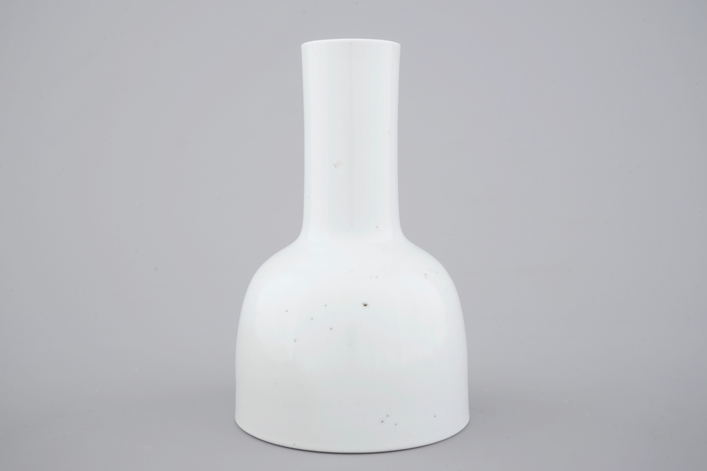 A Chinese white monochrome Dehua blanc de Chine mallet-shaped vase, Kangxi mark, 18/19th C.