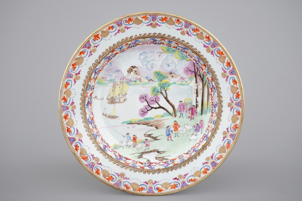 Une assiette en porcelaine de Chine pour l'export au d&eacute;cor d'un port, 18&egrave;me