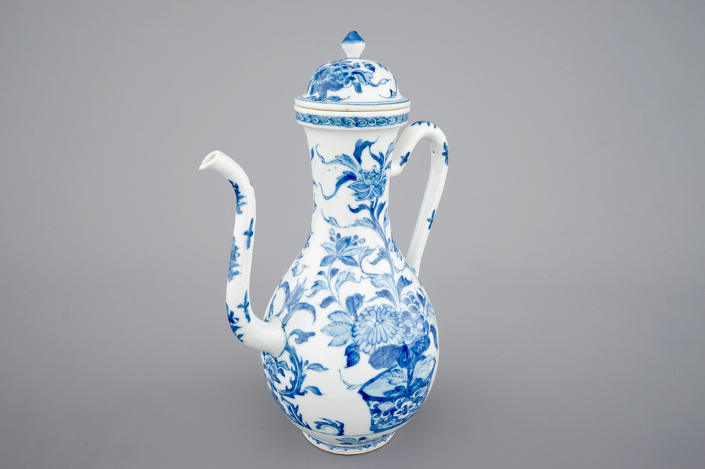 Une grande verseuse et son couvercle en porcelaine de Chine bleu et blanc, Kangxi, ca. 1700