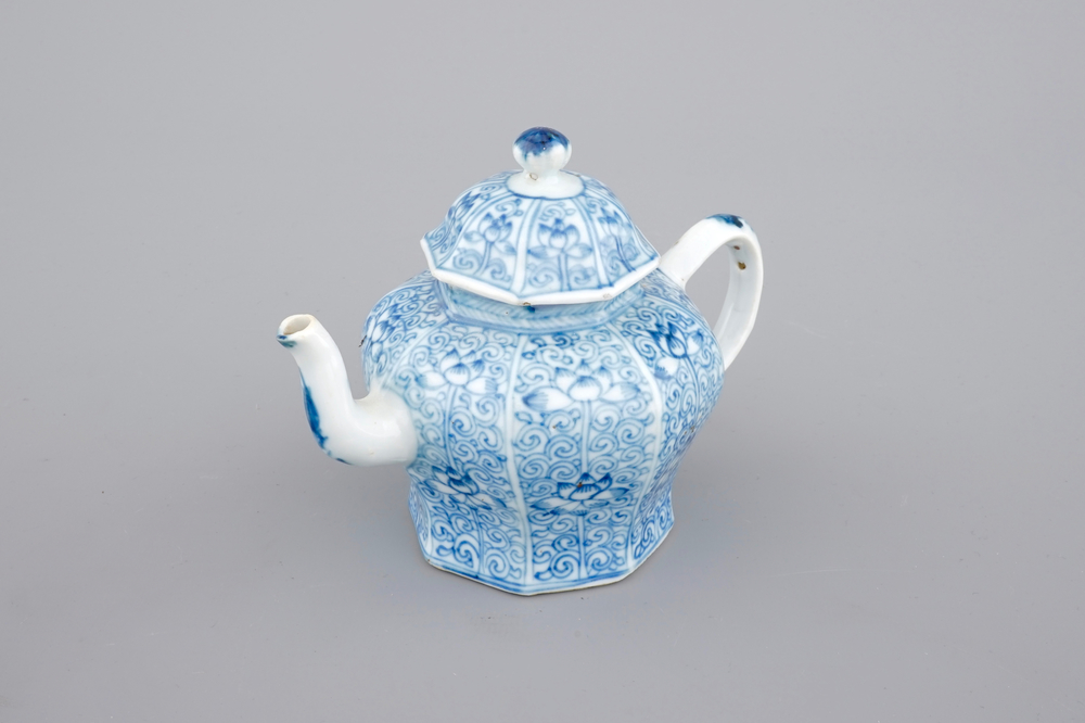 Une th&eacute;i&egrave;re en porcelaine de Chine, &eacute;poque Kangxi, ca. 1700