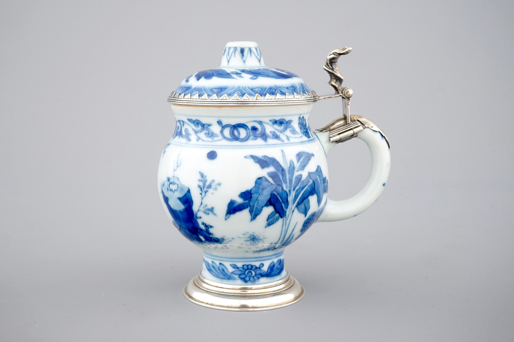 Een blauw-witte Chinees porseleinen mosterdpot met zilveren montuur, Transitie-periode, 17e eeuw