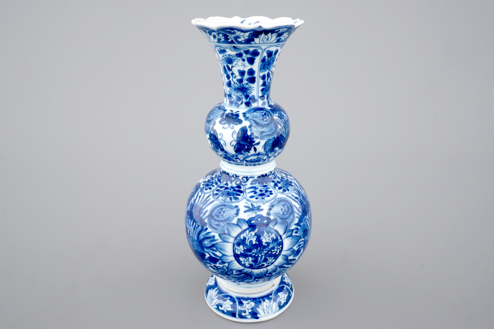 Un vase double gourde en porcelaine de Chine, d&eacute;cor aux papillons, Kangxi, ca. 1700