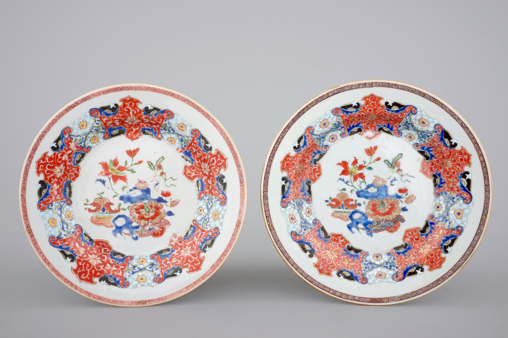 A pair of Chinese rose-verte porcelain plates, Yongzheng, 1722-1735