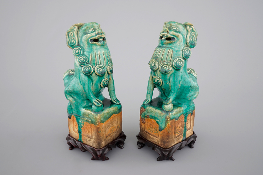 Deux mod&egrave;les chinois de chiens de foo en turquoise monochrome, 17/18&egrave;me