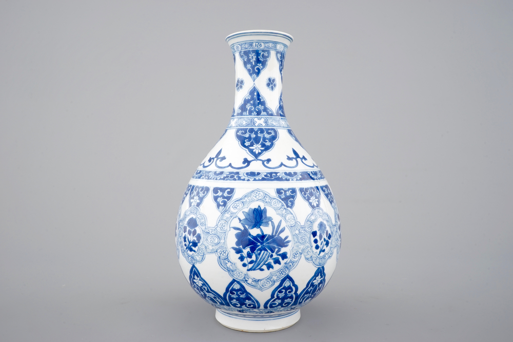 Un vase en forme de poire en porcelaine de Chine bleu et blanc, Kangxi, ca. 1700