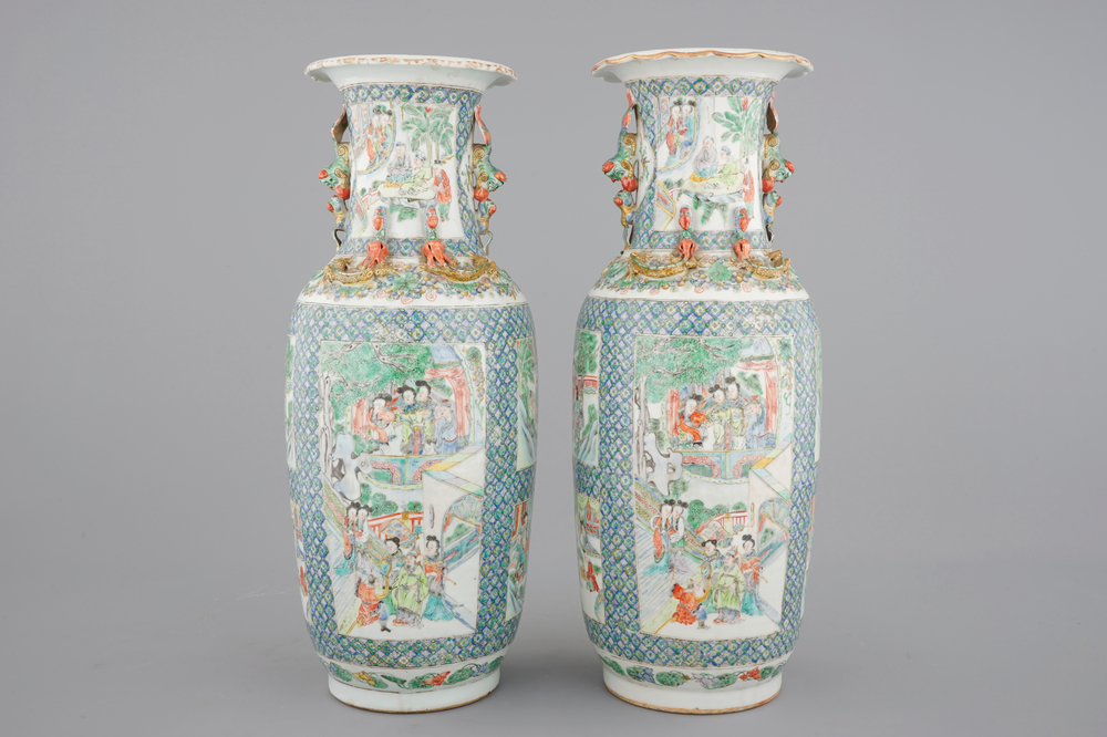 Une paire de vases en porcelaine de Chine famille verte de Canton, 19&egrave;me