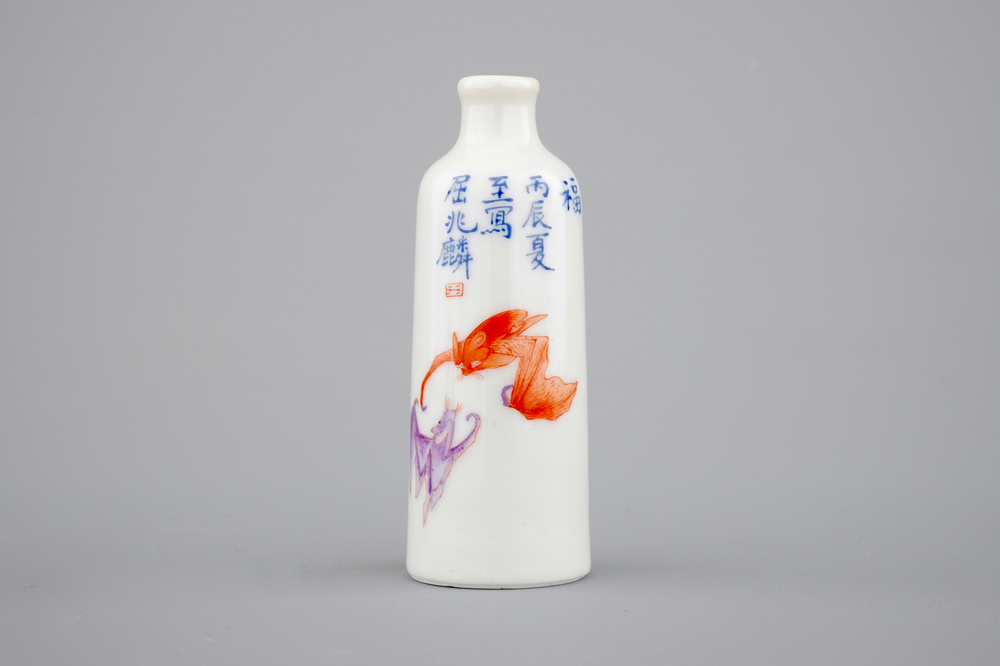 A Chinese porcelain snuff bottle with bats along a vase, 19th C.