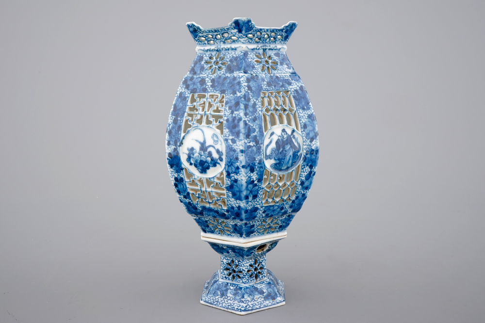 A Chinese blue and white open-worked or pierced porcelain lantern, 19/20th C.