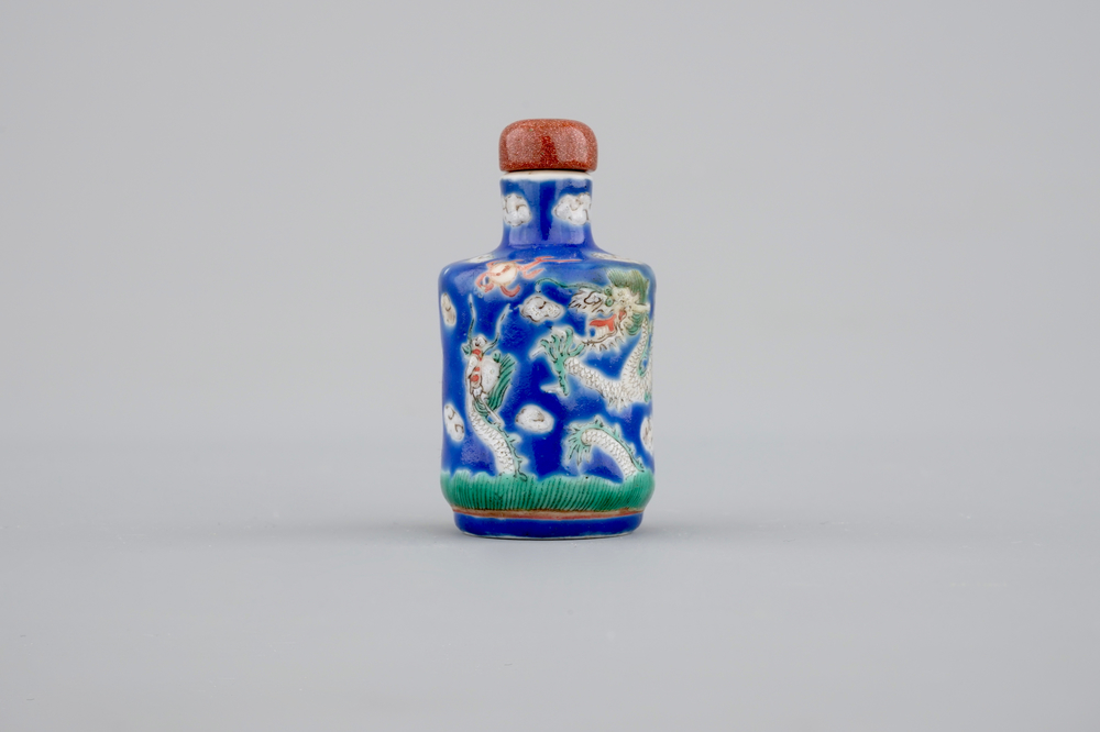A Chinese enameled porcelain snuff bottle with a dragon, 19/20th C.