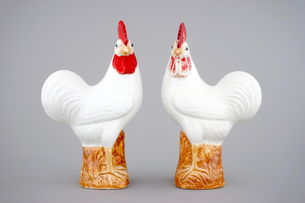 A pair of Chinese porcelain models of cockerels, 19th C.