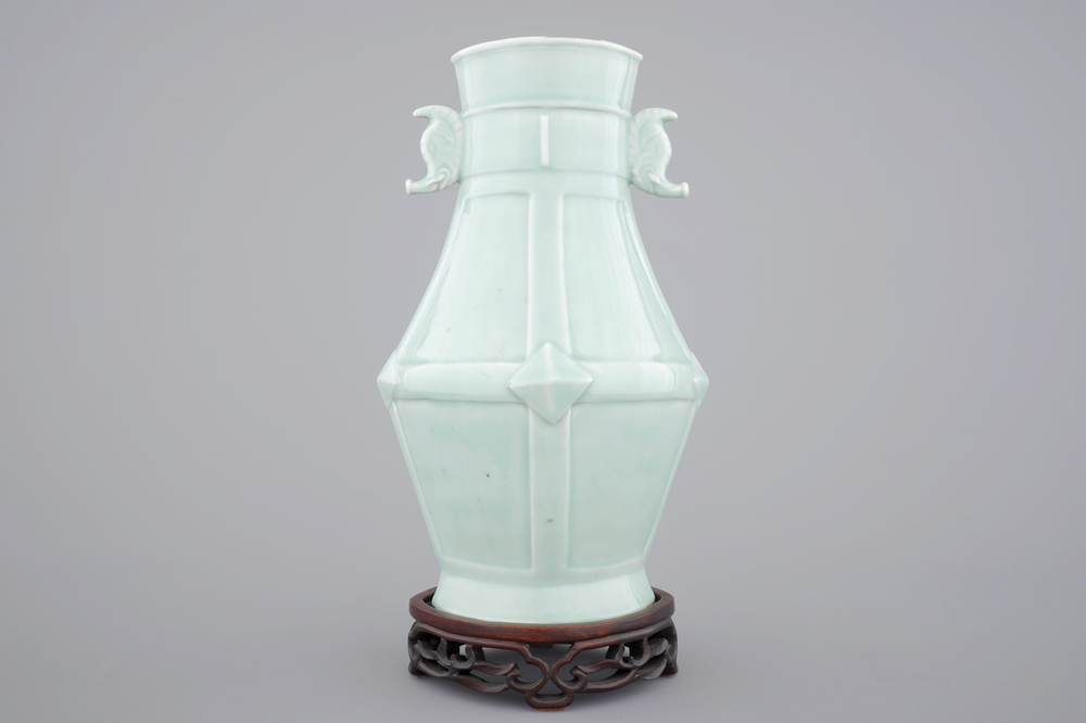 A monochrome Chinese porcelain vase with bat-shaped handles on stand, 19/20th C.