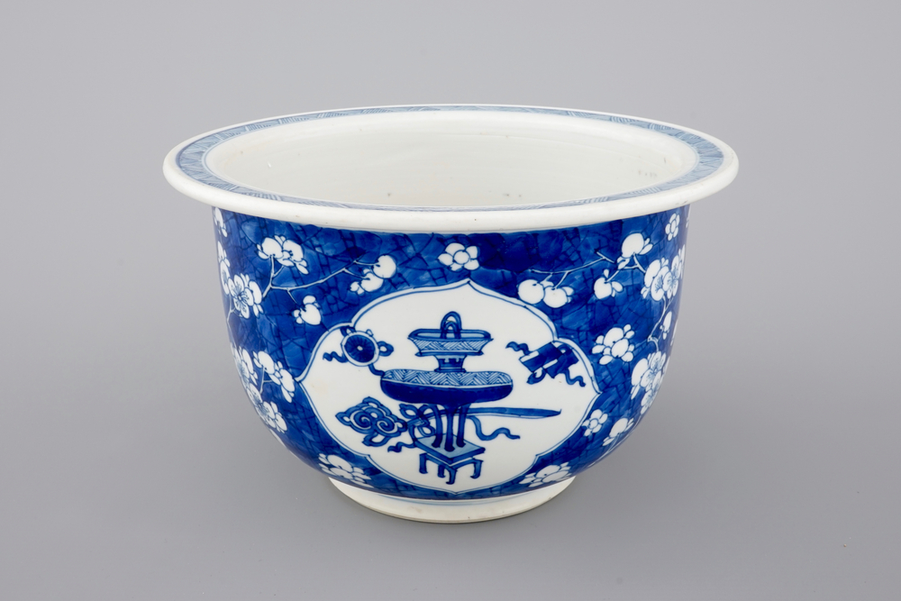 A blue and white Chinese porcelain flower bowl, Kangxi, ca. 1700