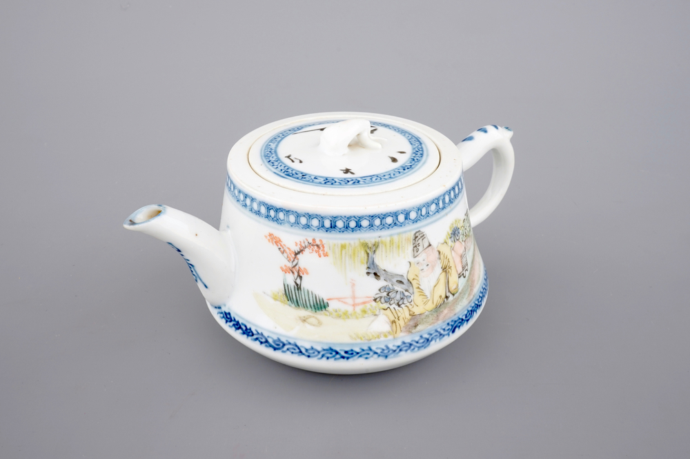 A Chinese Qianjiang porcelain teapot with cover, ca. 1900