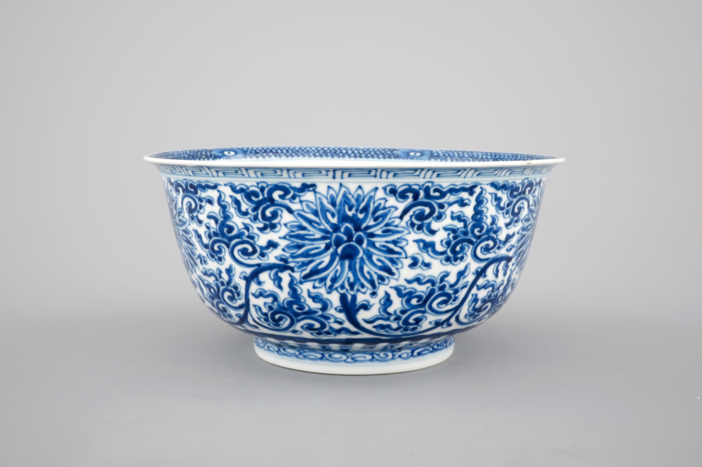 A Chinese blue and white porcelain lotus scroll bowl, 19/20th C.