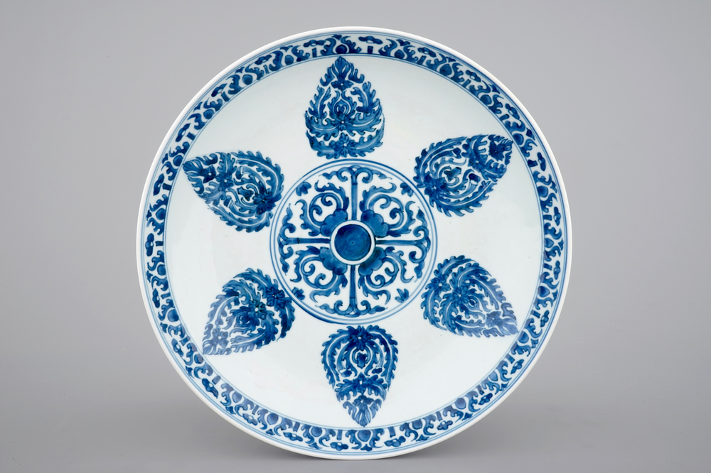 A blue and white Chinese porcelain dish for the Islamic market, Kangxi, 1662-1723