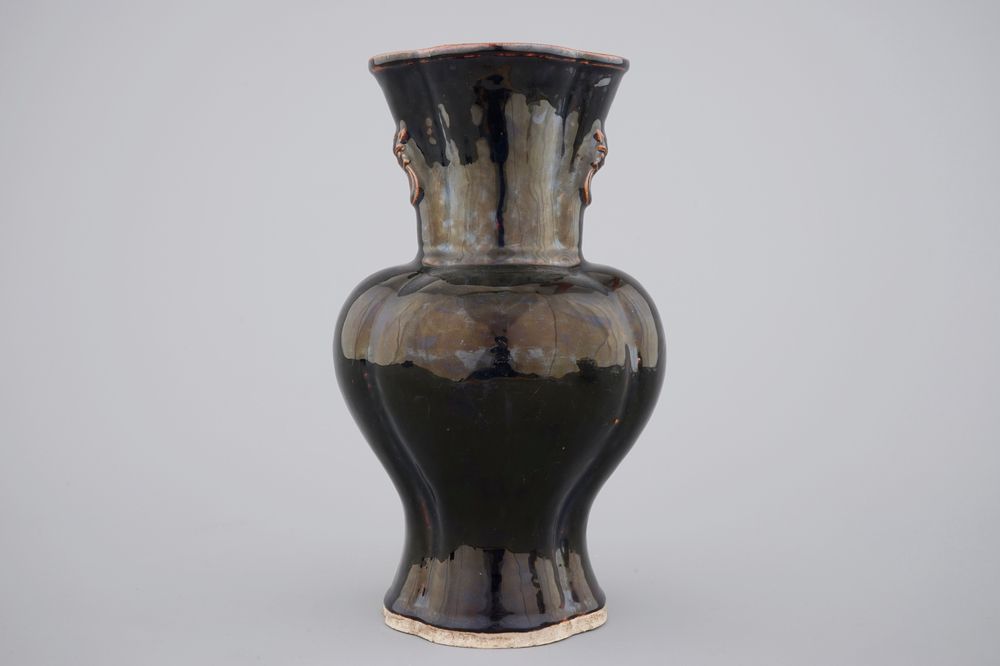 A Chinese monochrome black porcelain vase, 17/18th C