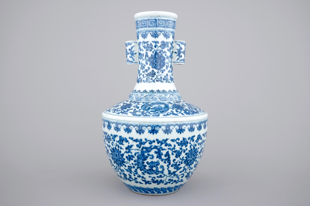 A Chinese blue and white Ming-style porcelain "arrow" vase with lotus scrolls, 19/20th C.