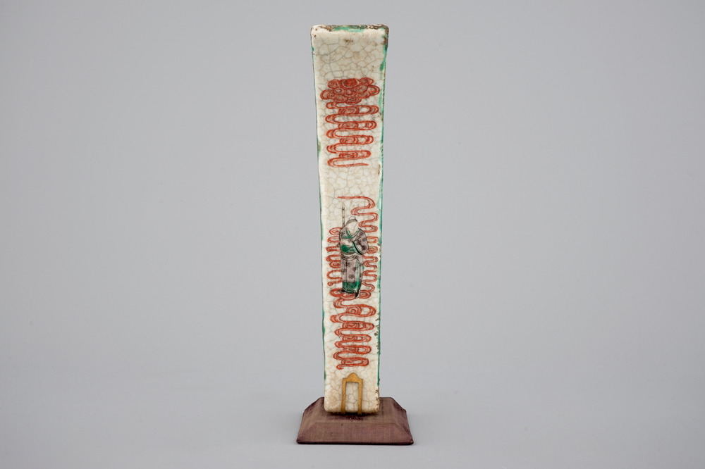 A Chinese famille verte crackle glaze &ldquo;Yang&rdquo; talking stick, 19th C.