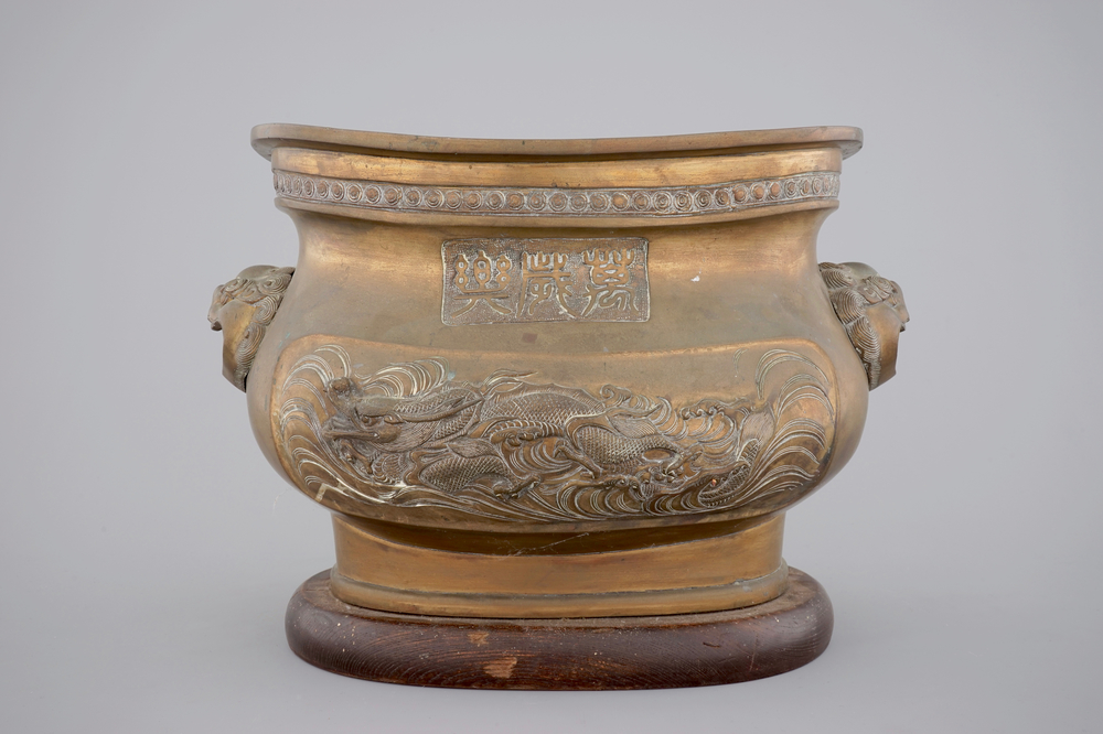 A Chinese bronze jardiniere on wooden stand, 19/20th C.
