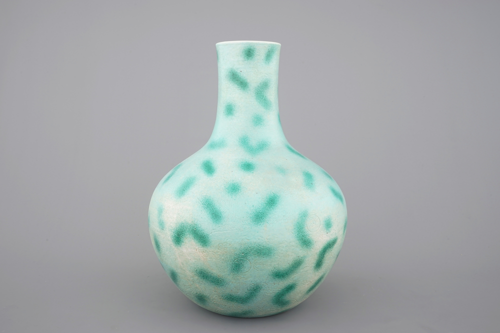 A rare Chinese green-spotted porcelain tianqu ping vase with anhua design of fighting dragons, 19th C.