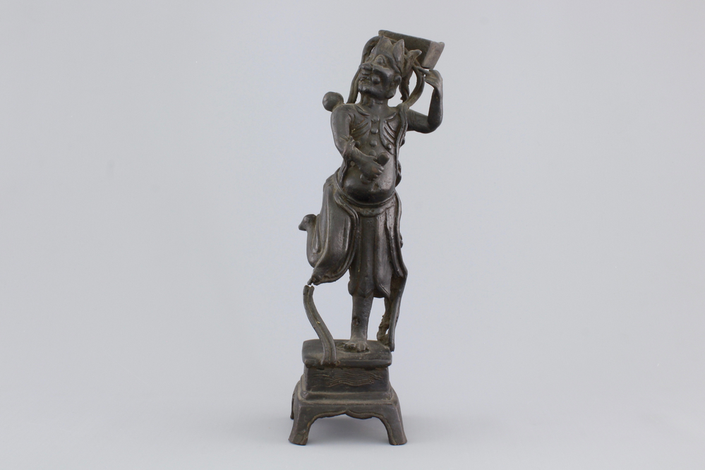 A Chinese figural bronze incense burner, 17/18th C.