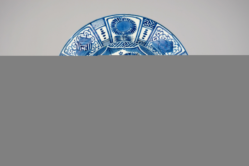 A Japanese Kraak porcelain style dish, 17th C.