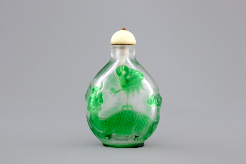 A Chinese overlay glass snuff bottle, 19/20th C.