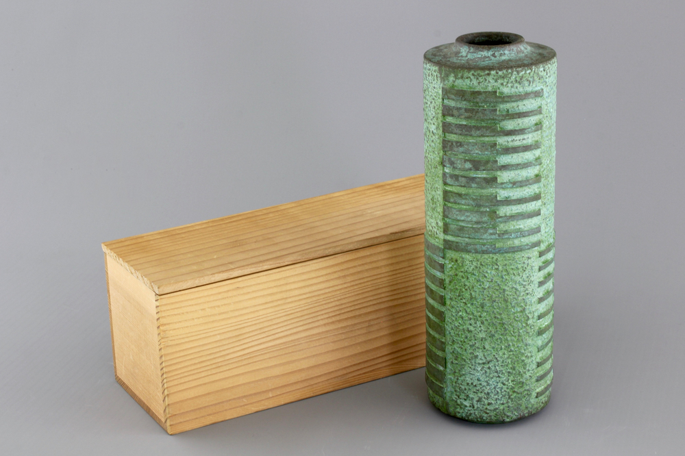 A Japanese green-patinated bronze cylindrical vase with wooden box, Showa period, 20th C.