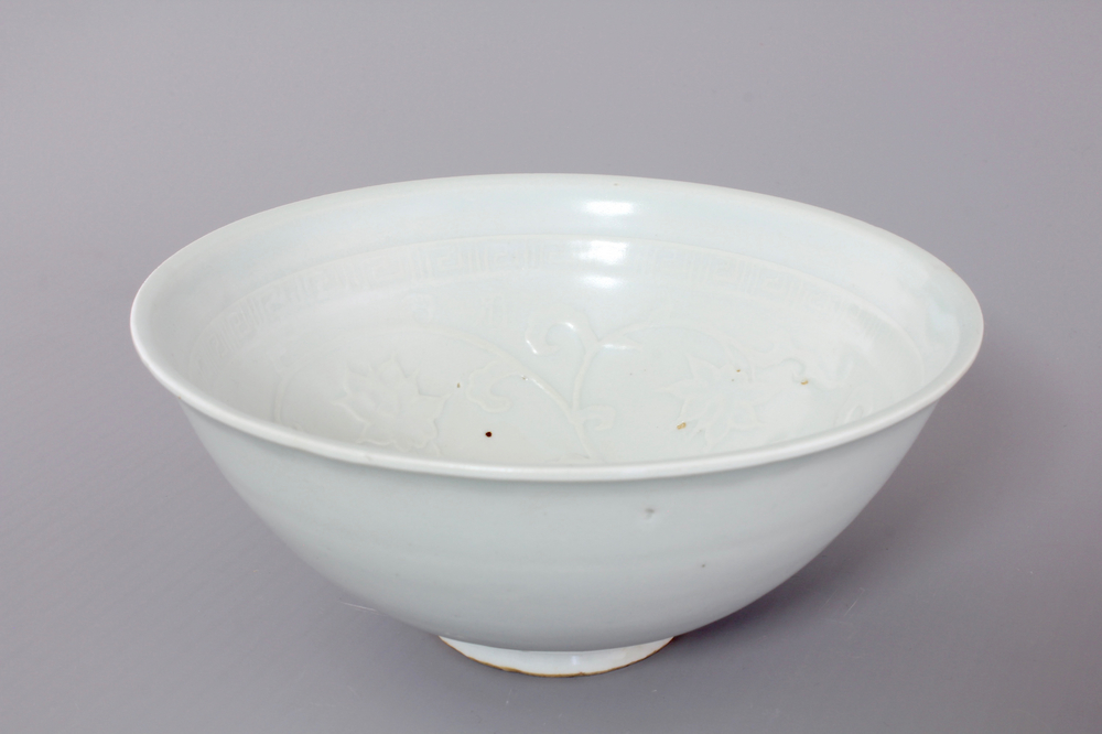 A finely applied Chinese pale celadon porcelain bowl, 19/20th C.