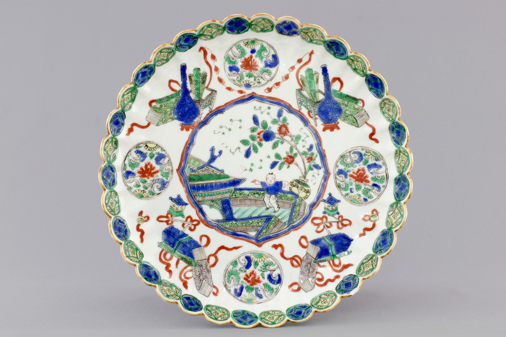 A fine lobed Chinese famille verte porcelain plate with a "zotje", Kangxi, ca. 1700