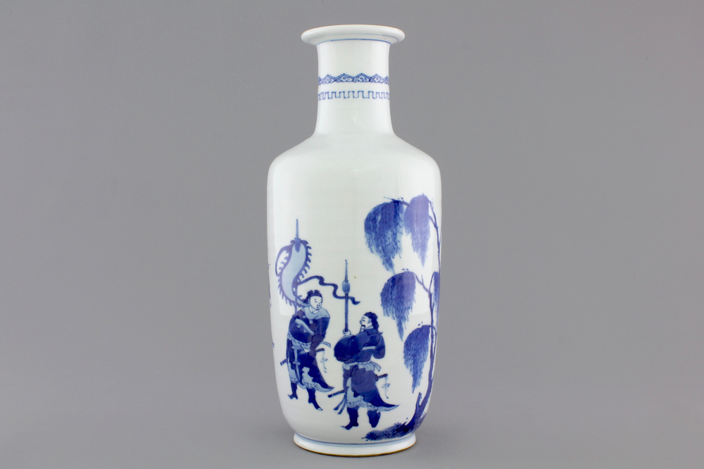 A blue and white Chinese porcelain rouleau vase with warriors, 19/20th C.