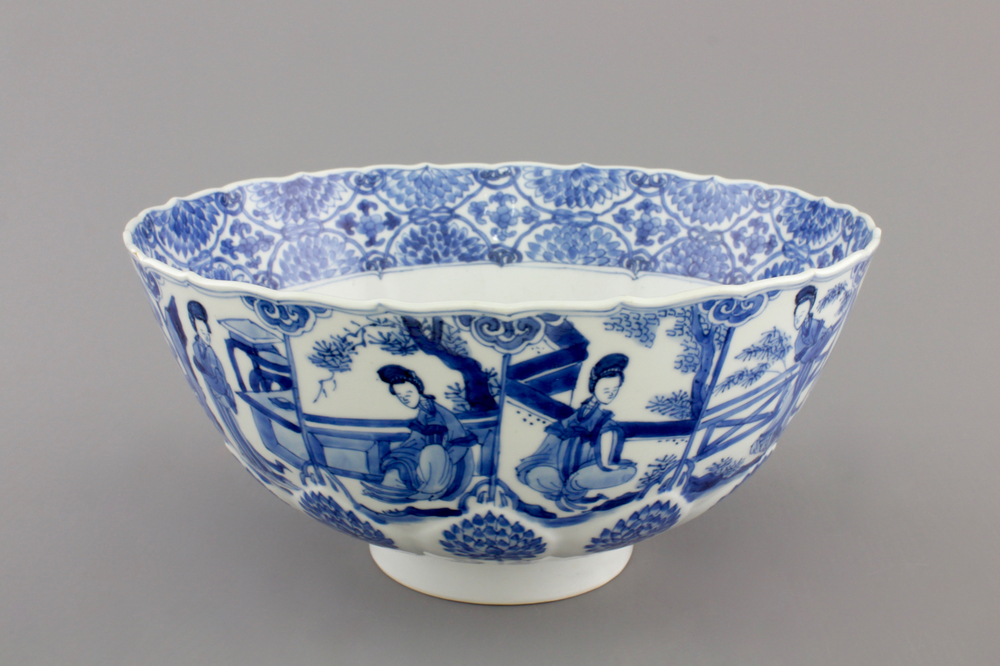 An attractive blue and white Chinese porcelain bowl with Long Elizas, Kangxi, ca. 1700