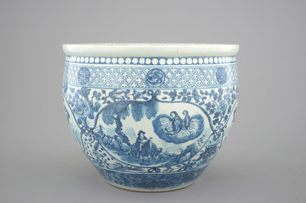 A blue and white Chinese porcelain fish bowl, 19th C.