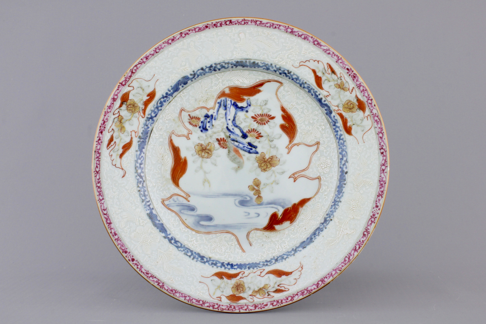 A fine Chinese famille rose porcelain &ldquo;bianco sopra bianco&rdquo; plate, 18th C.