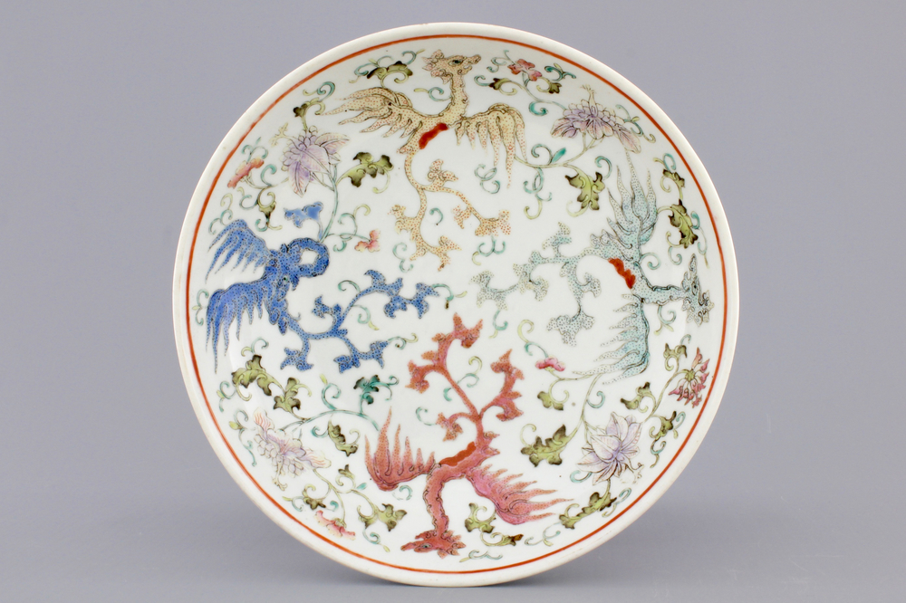 A Chinese famille rose porcelain plate with stylised phoenixes, 19th C.