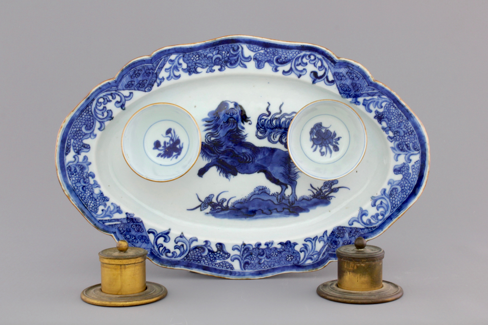 A Chinese blue and white oval dish with two cups mounted as an inkstand, 18th C.