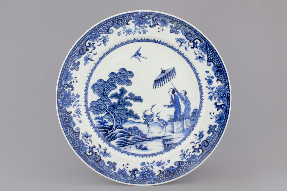 A Chinese blue and white porcelain plate after Cornelis Pronk: "Dames au parasol", 18th C.