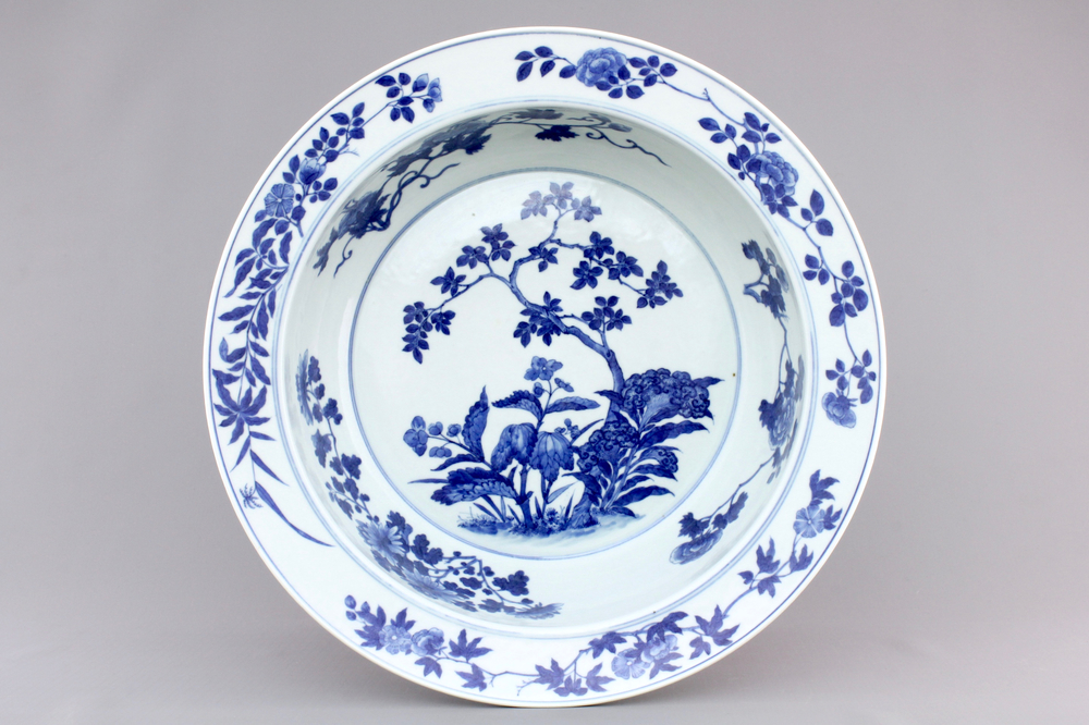 A fine large Chinese blue and white porcelain basin with flower blossoms, Qianlong, 18th C.