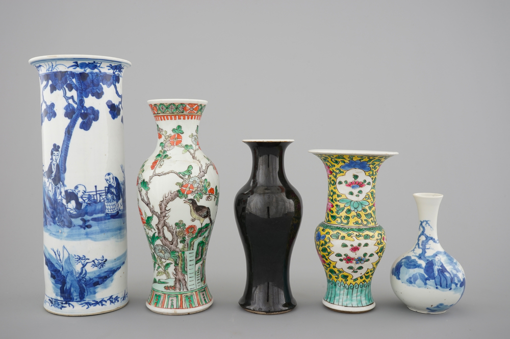 A set of 5 various Chinese porcelain vases, incl. a black monochrome and two blue and white, 19/20th C.