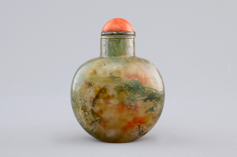 A Chinese incrusted agate snuff bottle with inside decoration of fish, 19/20th C.